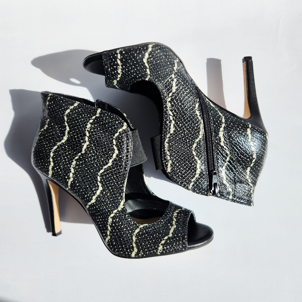 Gianni Bini Open Toe Booties Size 7.5M 4" Heels Snakeskin Design Black Cream